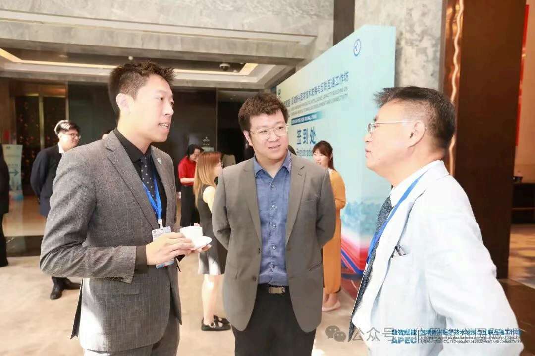 Dr. Li Wencheng exchanges views with healthcare specialists during the APEC workshop