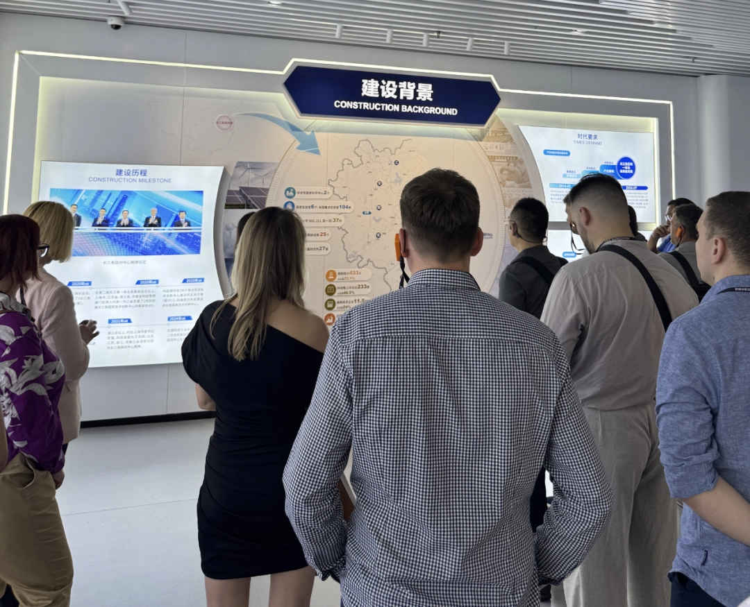 Delegates study the development of the Yangtze River Delta innovation platform