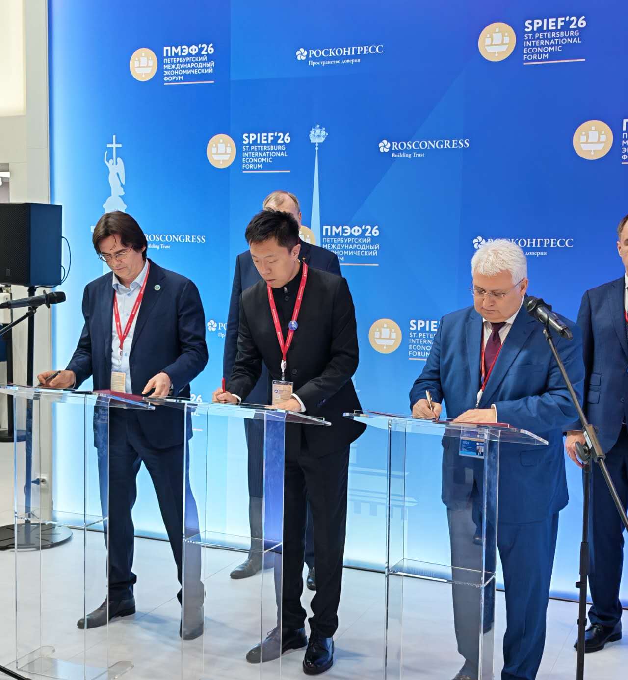 Dr. Li Wencheng signs the tripartite strategic cooperation agreement at SPIEF 2026